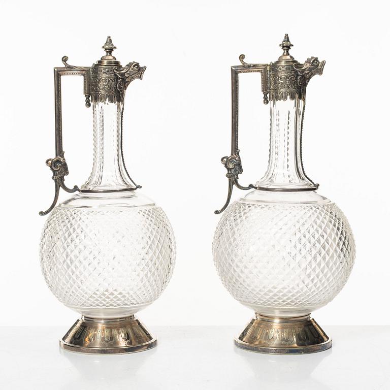 A pair of glass and silver plate decanters, first half of the 20th Century.