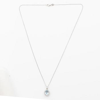 Pendant with chain in 18K white gold set with a faceted aquamarine and round brilliant-cut diamonds.