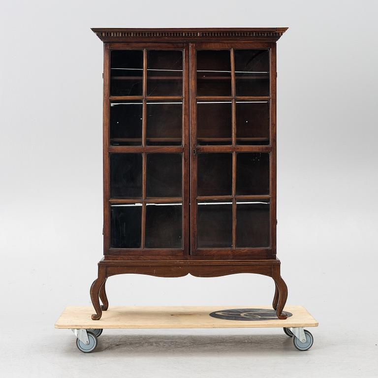 Display cabinet, 19th century.