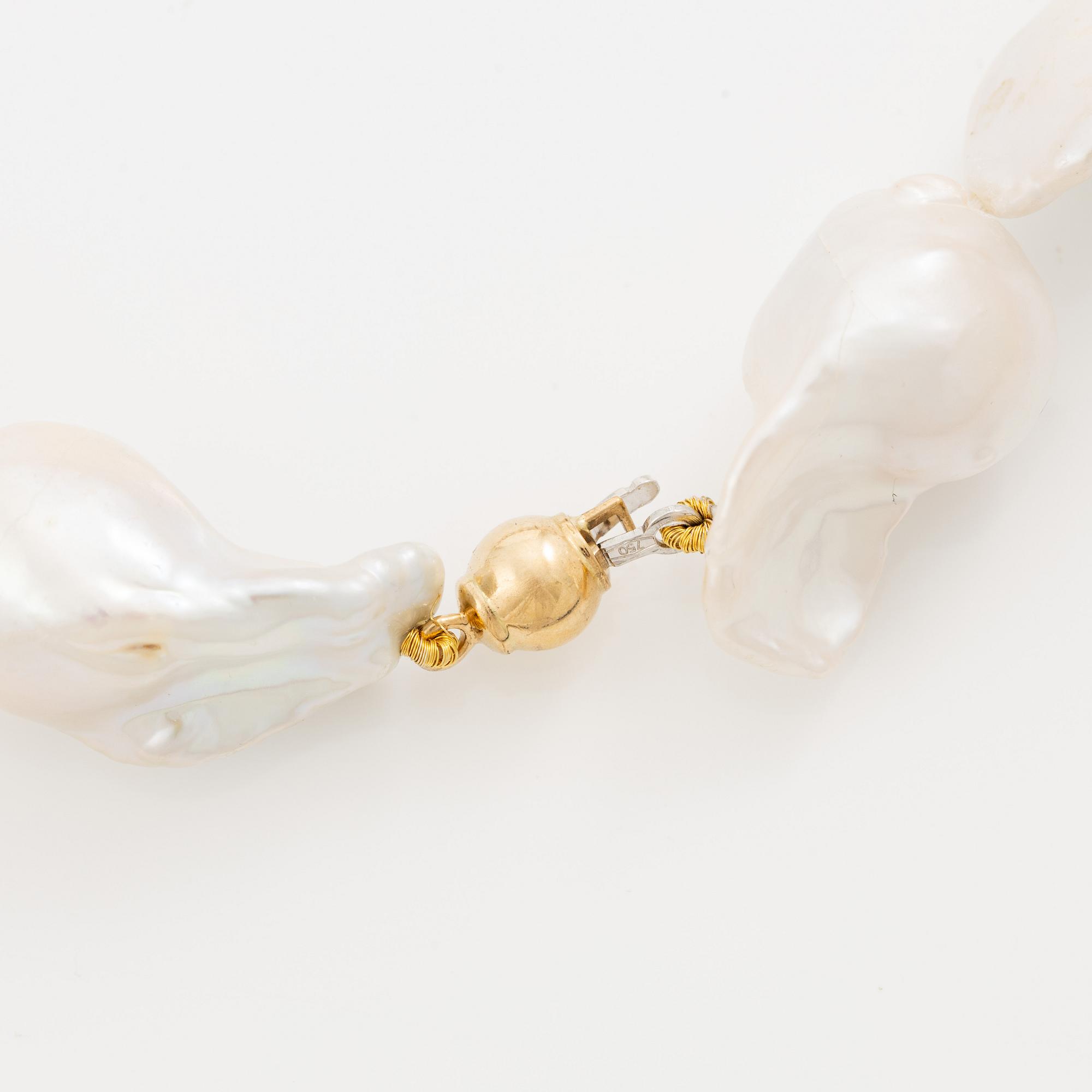 Collier odlade barockformade sötvattenspärlor lås 18K guld.