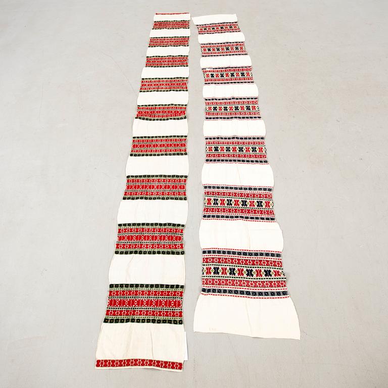 Hängkläden 2 st Blekinge 1800-talets andra hälft linne ca 279x45 cm samt 305x36 cm.