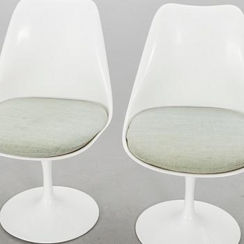 A SET OF 4 EERO SAARINEN "TULIP" CHAIRS.