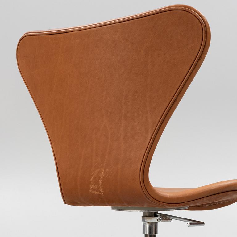 Arne Jacobsen, desk chair "The Seven", Fritz Hansen Denmark. 2005.