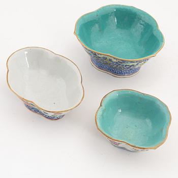 A group of three famille rose bowl, Qing dynasty, early 20th Century.