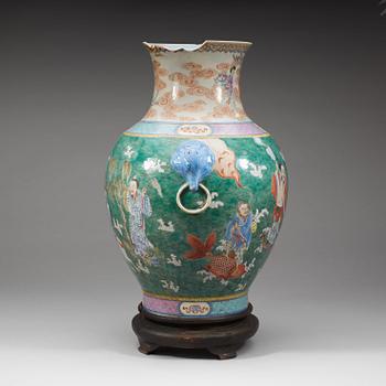 An enameled vase, late Qing dynasty with seal mark.