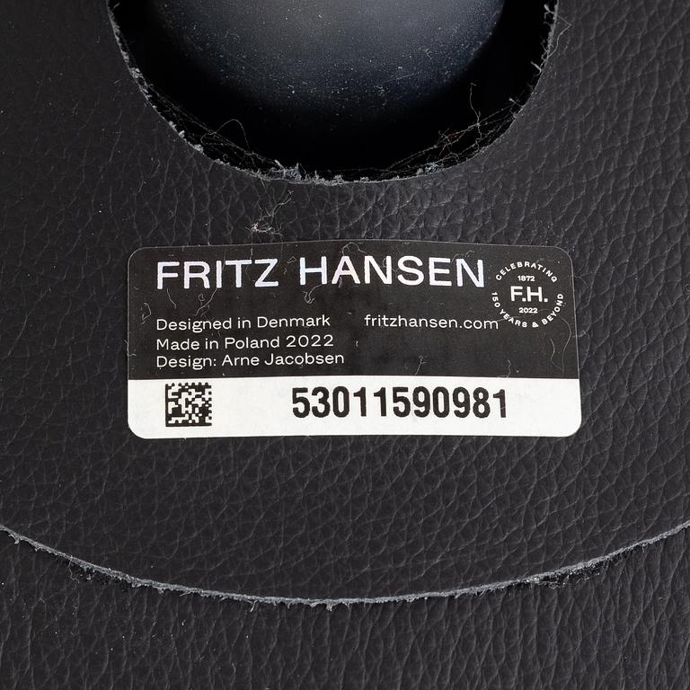 Arne Jacobsen, fåtölj med fotpall, "Ägget", Fritz Hansen, Danmark, 2022.