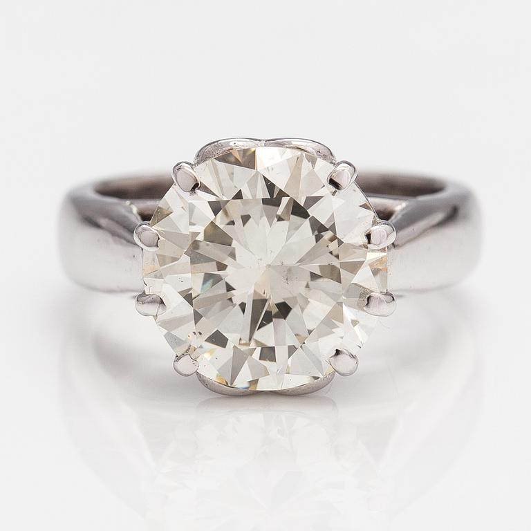 An 18K white gold ring with a ca. 5.11 ct brilliant-cut diamond.