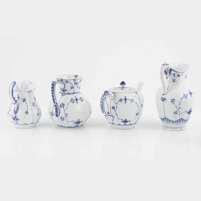 Bing & Gröndahl samt Royal Copenhagen, matservis, 99 delar, porslin, "Musselmalet", Danmark.