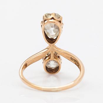 An 18K gold ring with old-cut diamonds ca. 2.50 ct in total. Hjalmar Edvard Fagerroos, Helsinki 1906.