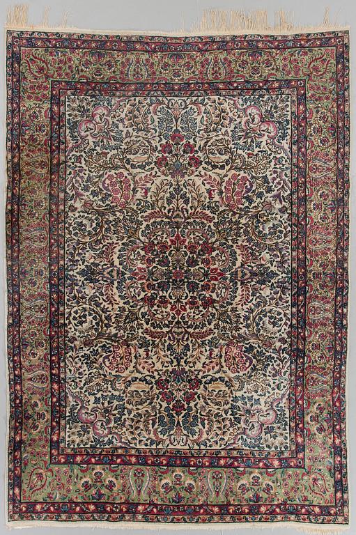 A SEMI-ANTIQUE KIRMAN RUG. 294X205.