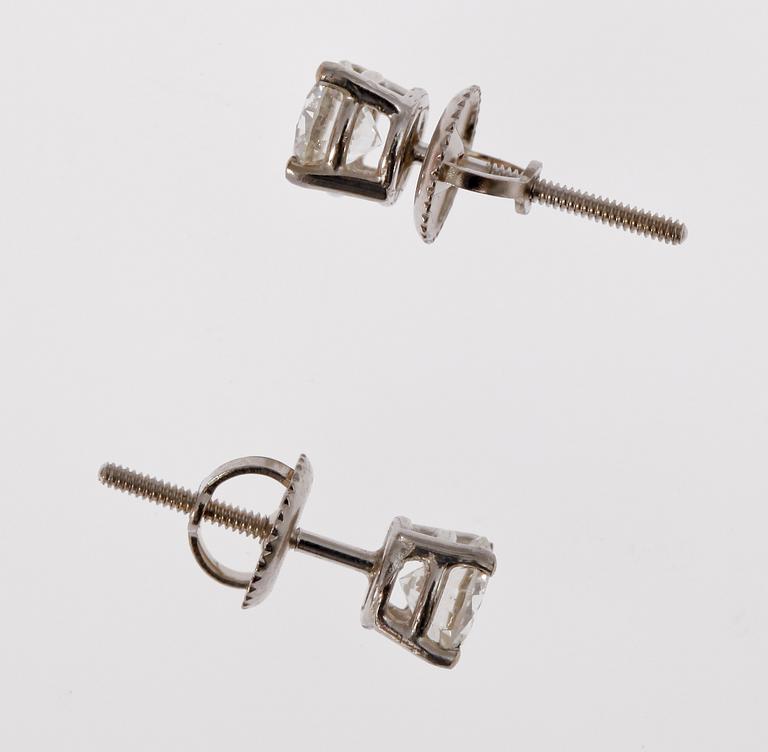 EARRINGS, 14 K gold med brilliant cut diamonds, tot 0.53 ct.