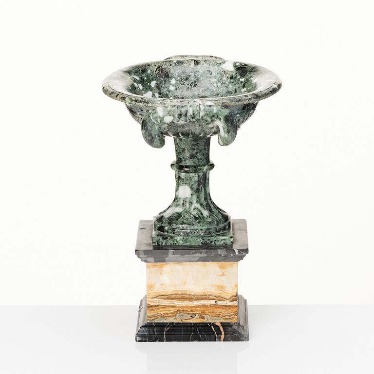 A presumably Italian marble and onyx tazza, around year 1900.