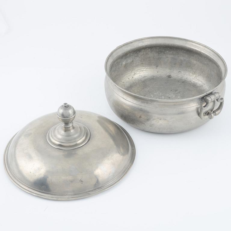 Gustaf Henning Pschorn, terrin / grötskål med lock, tenn, Stockholm (1752-1772).