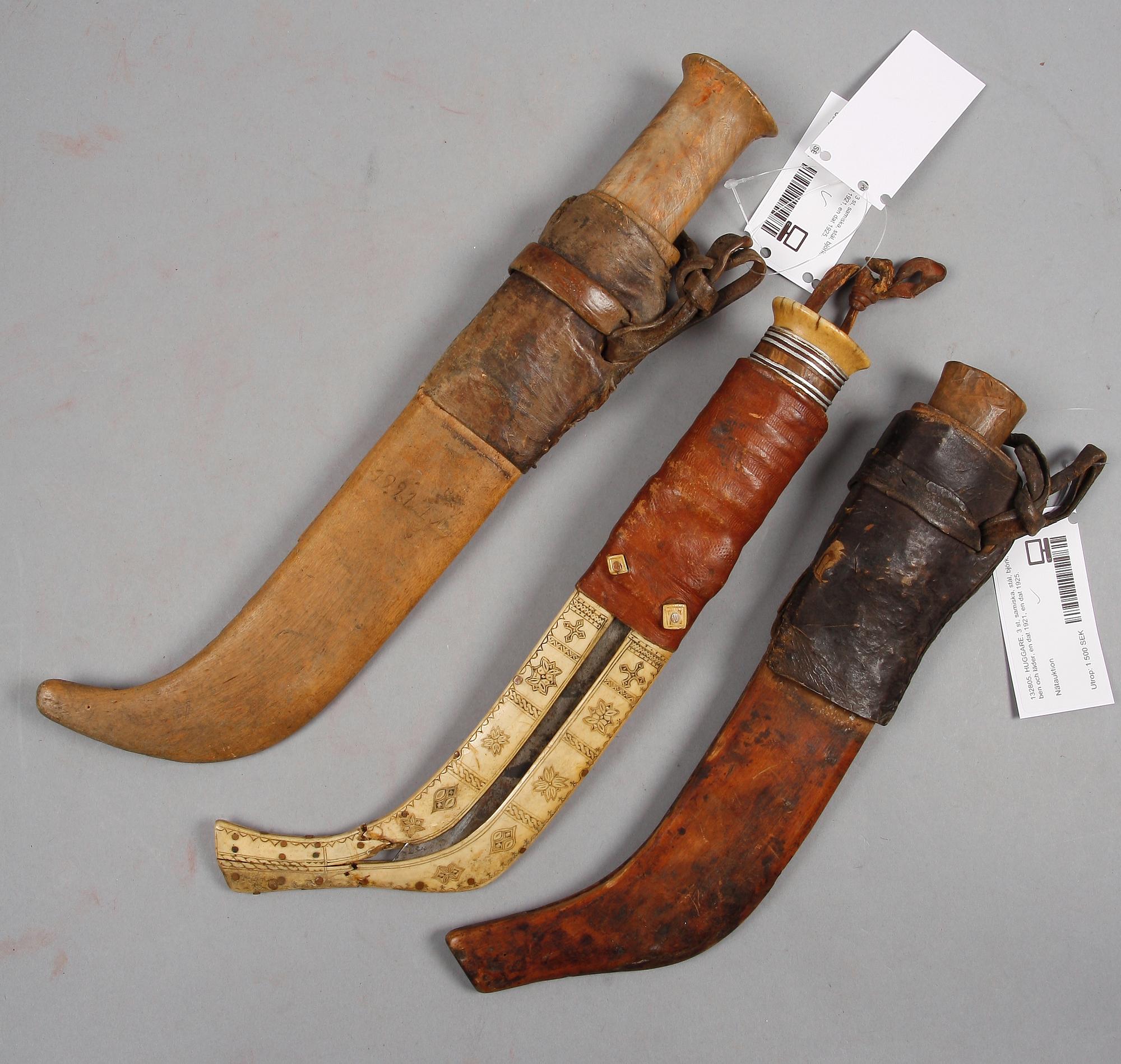 HUGGARE, 3 st, samiska, horn och läder, bl a dat 1921 samt 1925.