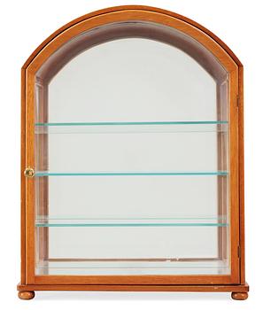 437. A Josef Frank mahogany showcase cabinet by Svenskt Tenn, model 2070.