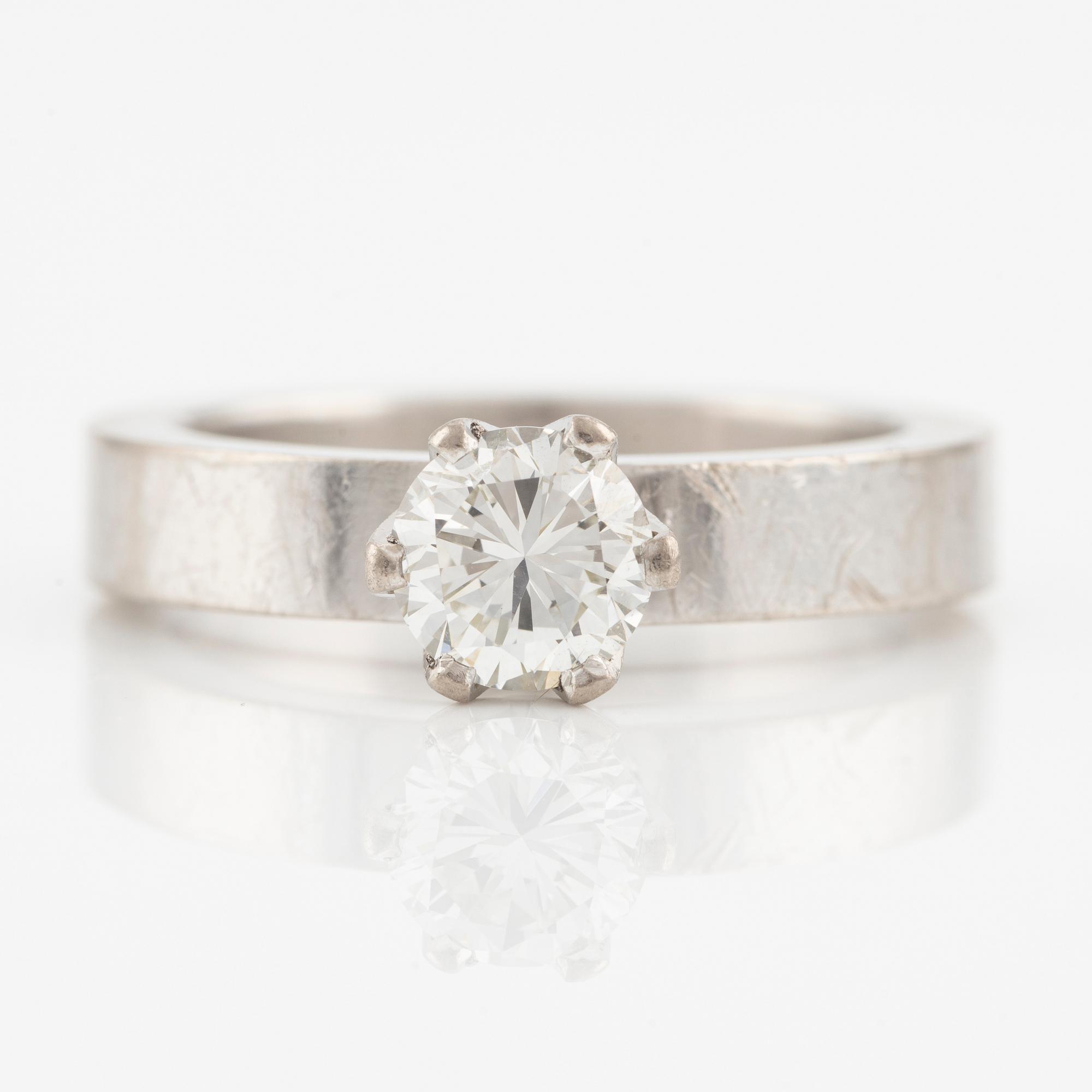 Ring in 18K white gold with a round brilliant-cut diamond.