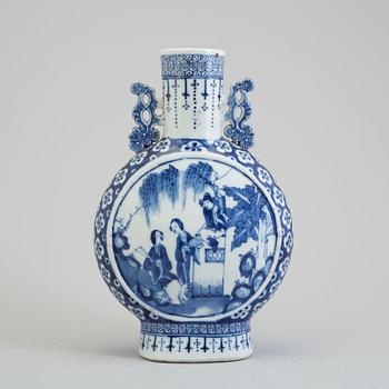 A blue and white porcelain moon flask, Qing dynasty, late 19th century.