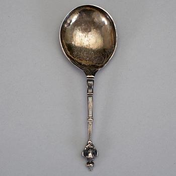 BRÄNNVINSSKED med dubbel kerubknopp, icke identifierad mästarstämpel, 1600-tal. Vikt ca 28 g.
