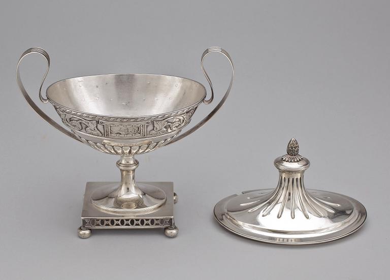 SOCKERSKÅL MED LOCK, silver, empirstil, Pehr Sjöberg, Sundsvall, 1893. Vikt ca 665 g.