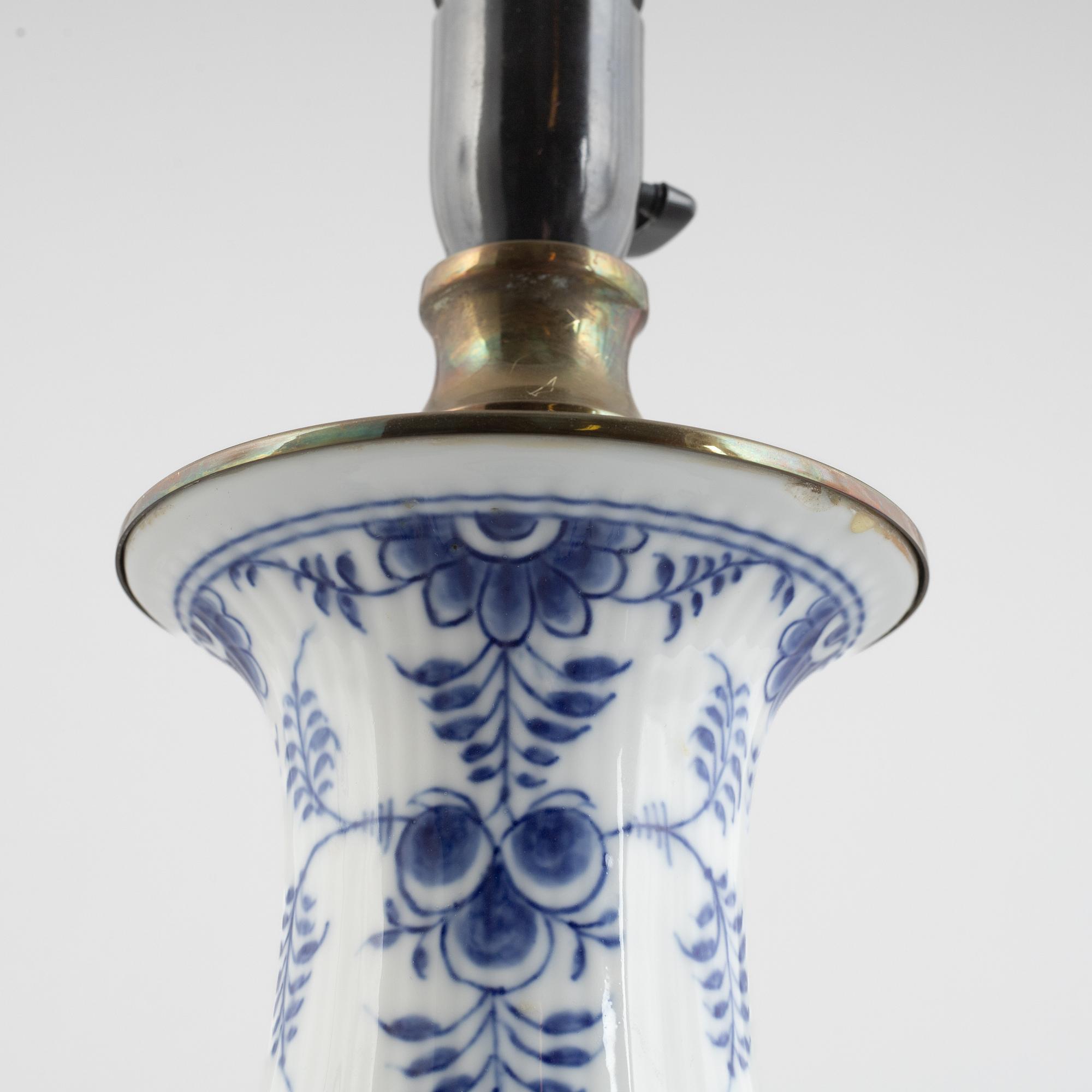 Bordslampa, porslin, Royal Copenhagen, "Musselmalet", modellnummer 1212, post 1923.