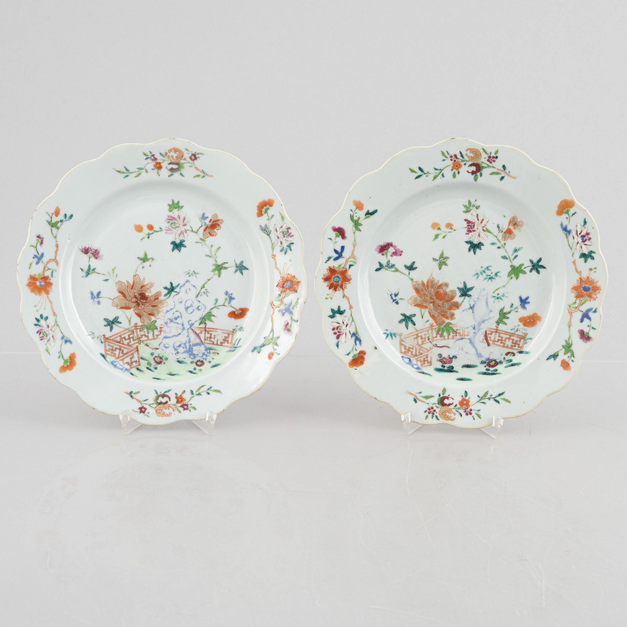A set of five famille rose dishes, and two small dishes, Qing dynasty, Qianlong (1736-95).