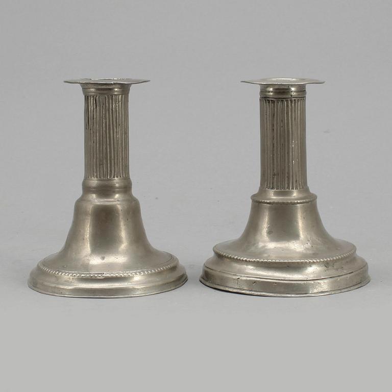 LJUSSTAKAR, 2 st snarlika, tenn, 1700/1800-tal.