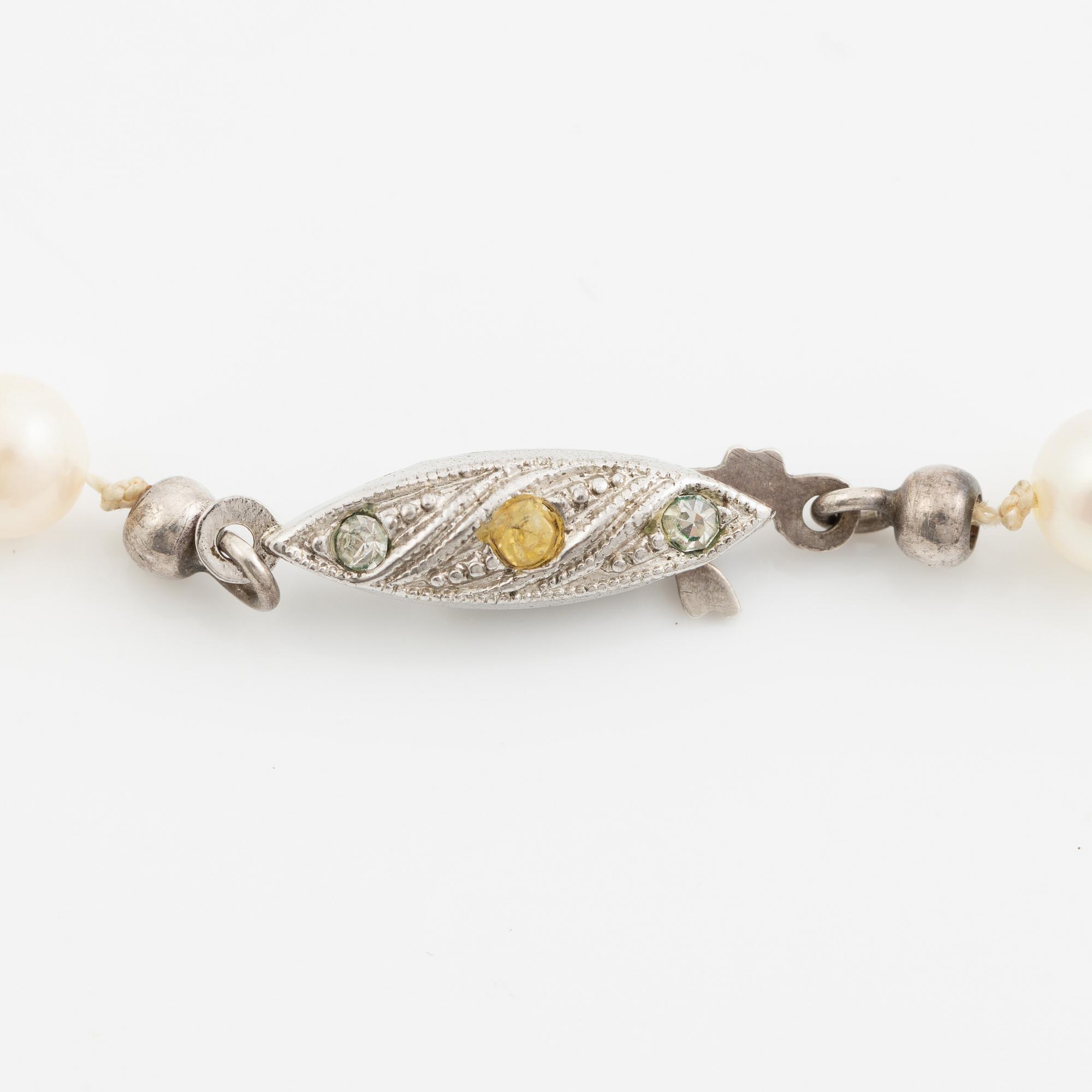 Pärlcollier med doserade odlade pärlor, lås  silver.