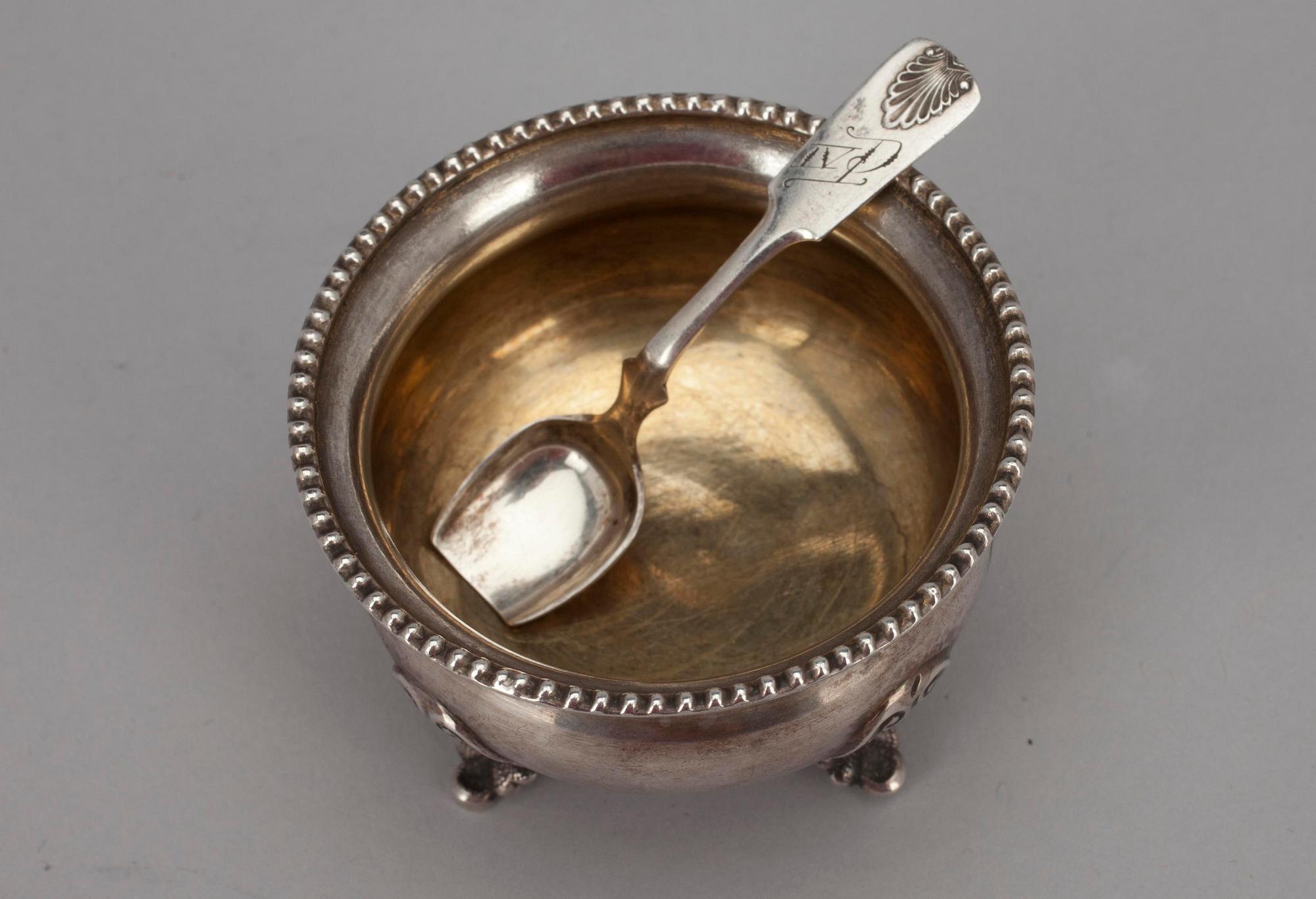 SALTKAR, silver, 13L, sannolikt Wilhelm Petterson (1870-1900), Åbo samt SALTSKED, silver, "Muslan"-serien. Vikt 40,7 g.