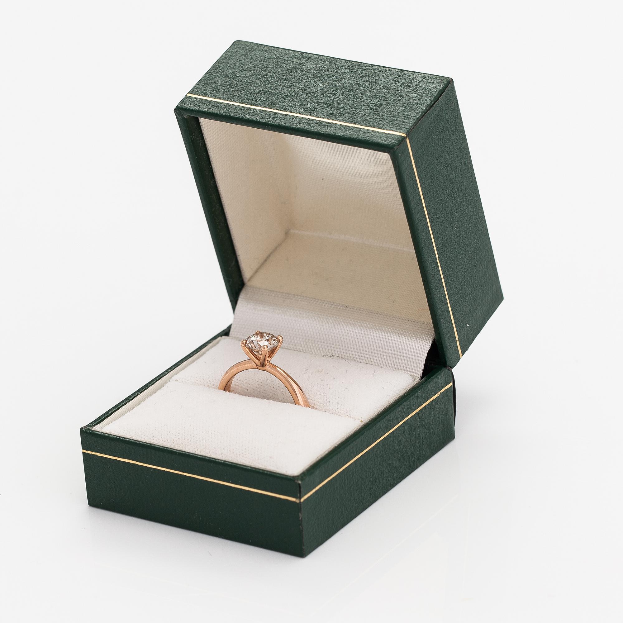 A 14K rose gold ring with a ca. 0.87 ct light brown diamond.
