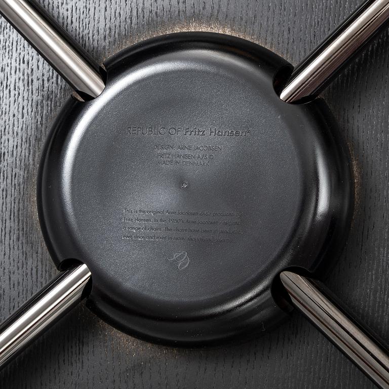 ARNE JACOBSEN, stolar, ett par, "Sjuan 3107 Black Edition" för Fritz Hansen, Danmark, 2016.
