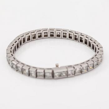 Armband, 18K vitguld, princesslipade diamanter ca 19.47 ct tot enl gravyr.