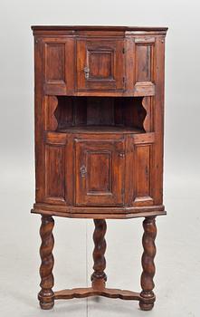 HÖRNSKÅP, delvis 1700-tal.