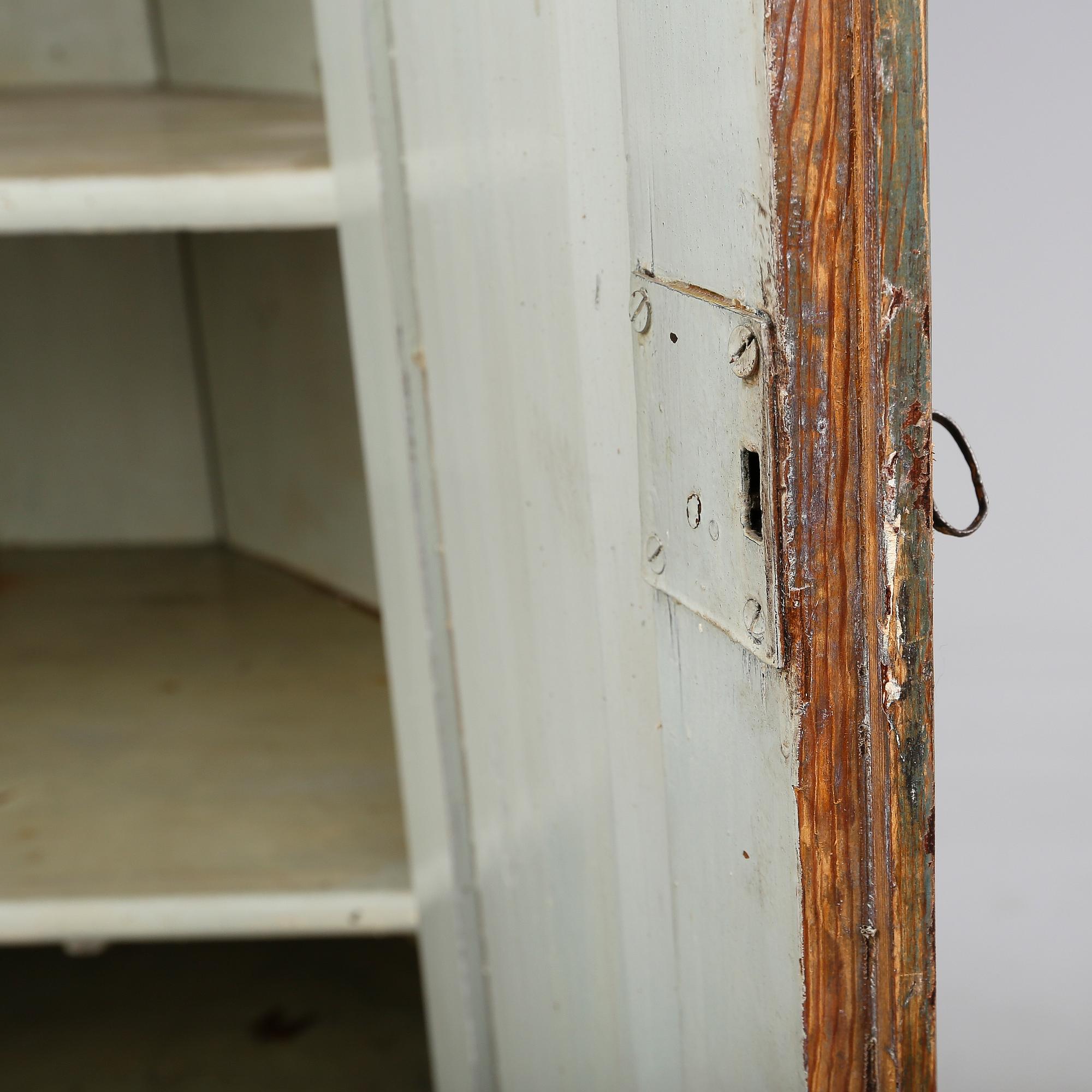 HÖRNSKÅP, 1700-talets andra hälft.