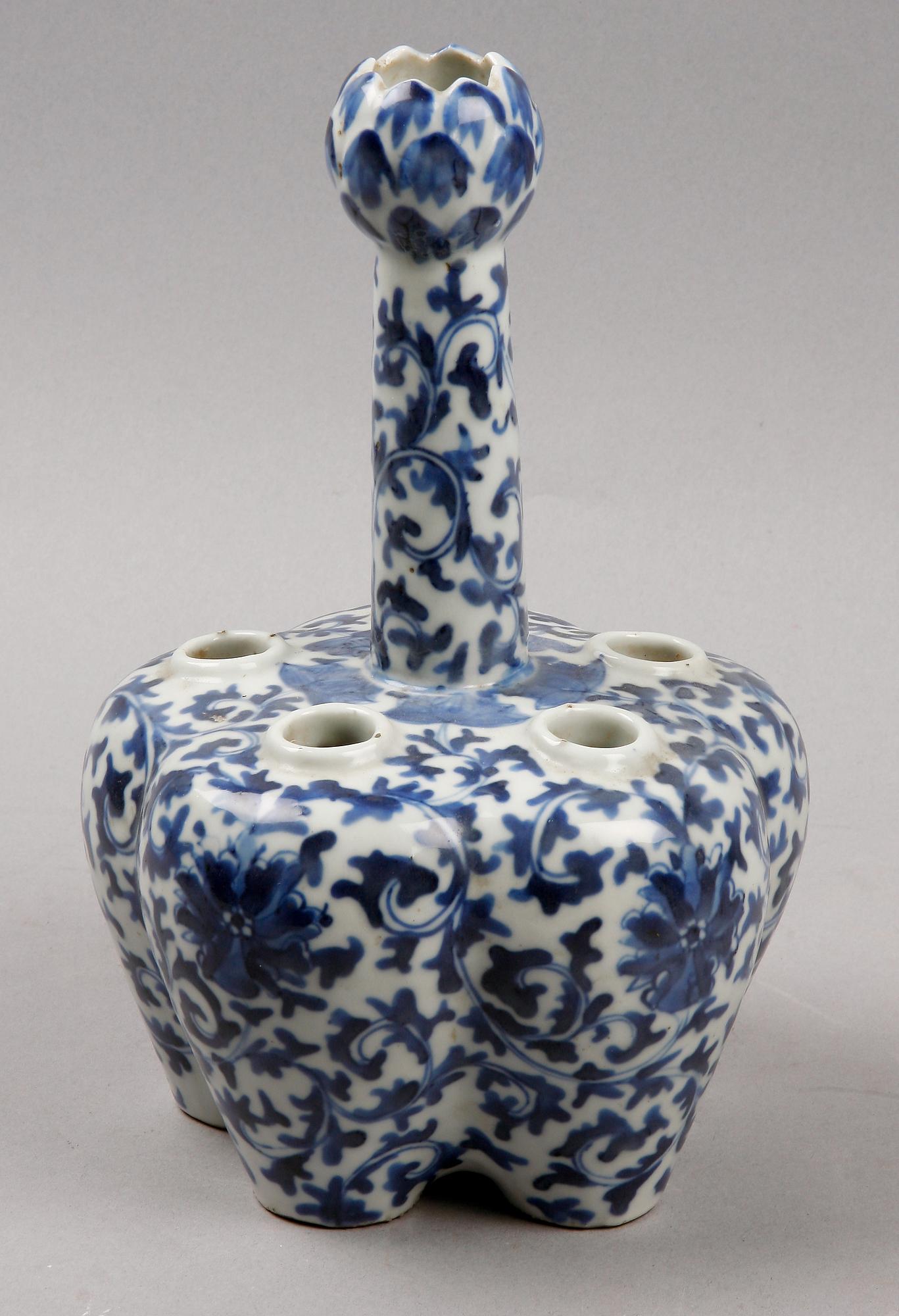 TULPANVAS, porslin. Kina Qingdynastin, 1800-tal.