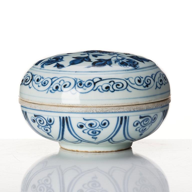 A blue and white ming style box with cover, Qing dynasty, Yongzheng (1723-35).