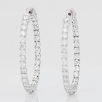 A pair of diamond hoop earrings, 2.92 cts in total.