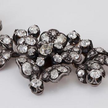GARNITYR, 4 delar med rosenslipade och gammelslipade diamanter, collier, örhängen, ring, brosch, totalt ca 35.00 ct.