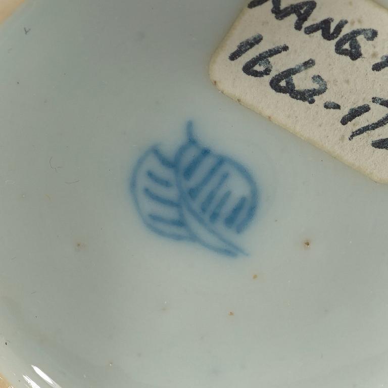 TEDOSA med LOCK, porslin. Qingdynastin, Kangxi (1662-1722).