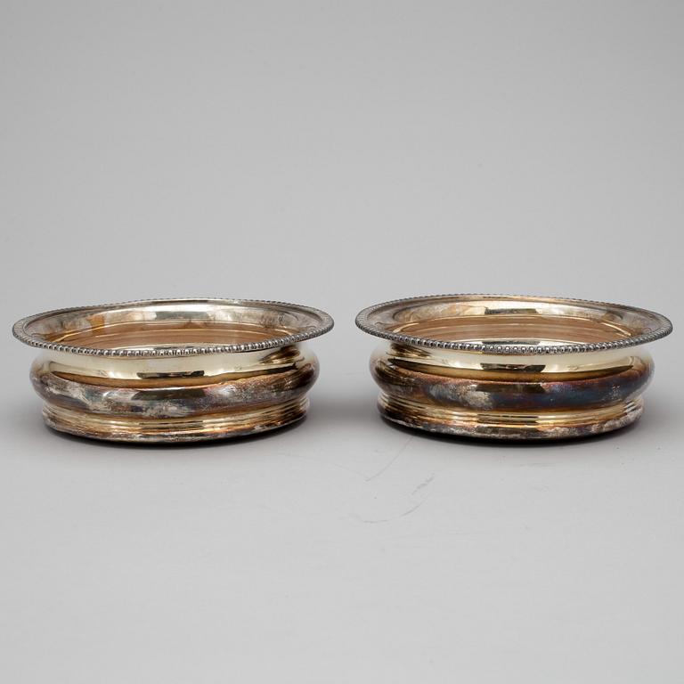 COASTERS, ett par, nysilver, trol England, 1900-tal.