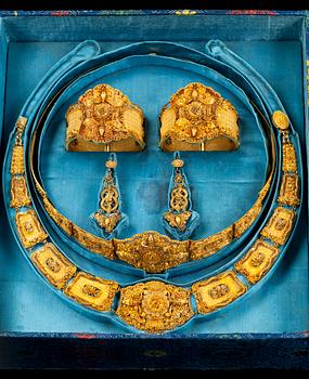 940. GARNITYR, 5 delar, 2 armband, ett par örhängen, collier och diadem. Kina 1800-tal.