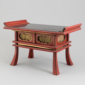 A Chinese lacquered wooden stool, 20th century.