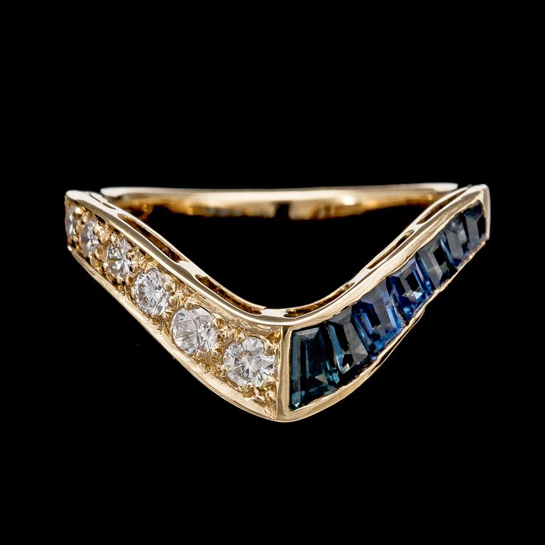 RING, 18k guld med blå safirer och briljantslipade diamanter.