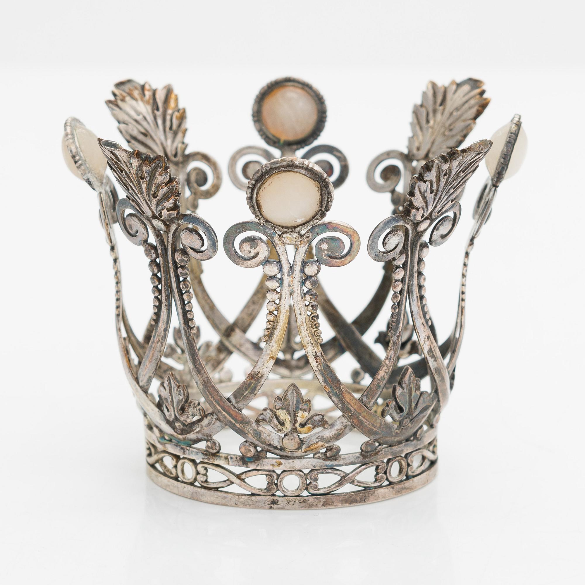 Tillander, brudkrona, silver (813) samt vita stenar, Helsingfors 1946. I originallåda.