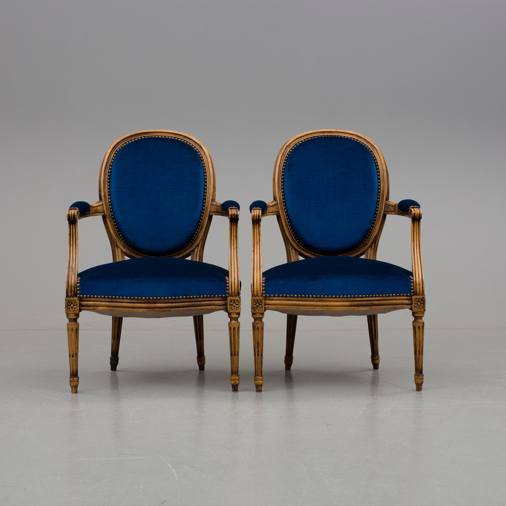 KARMSTOLAR, ett par. Louis XVI-stil. 1900-talets första hälft.