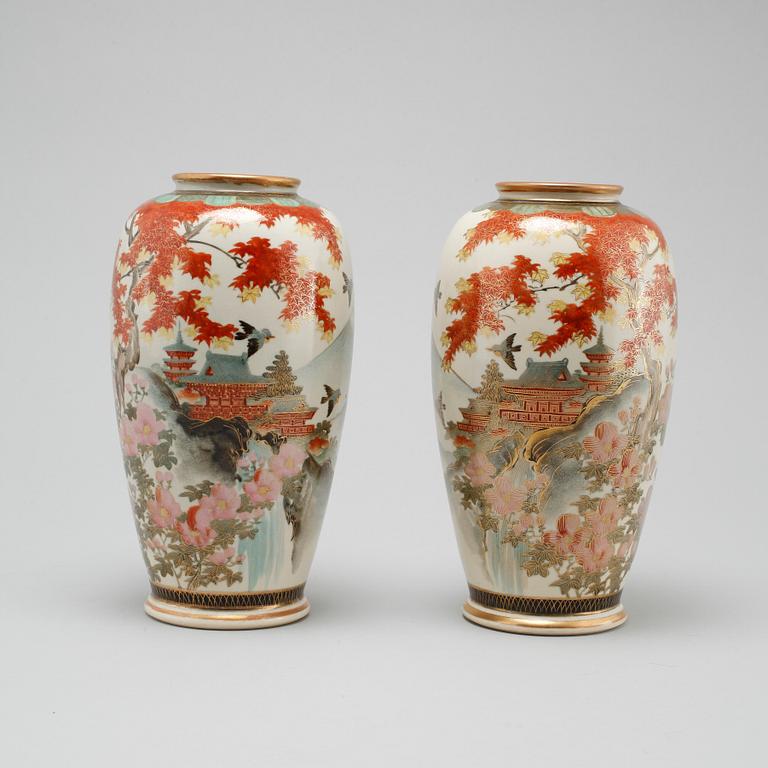 A pair of japanese vases, first half of the 20th century.