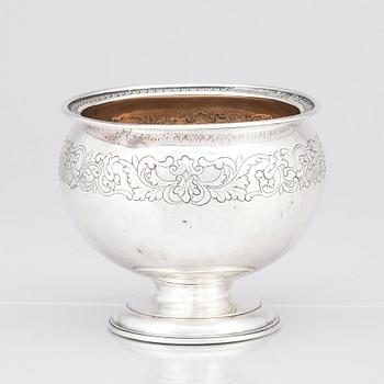 An English early 18th Century silver bowl, marks of Thomas Merry I, London 1708.