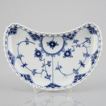 Fat, porslin, Royal Copenhagen, "Musselmalet helblond", modell 1173, 1974-78.