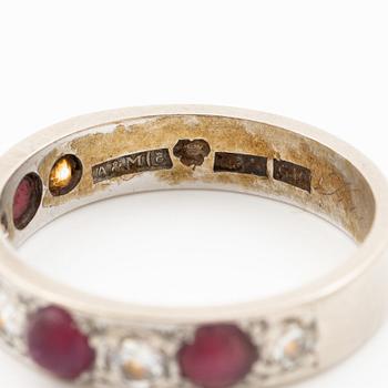 Ring in 18K white gold with rubies and brilliant-cut diamonds.