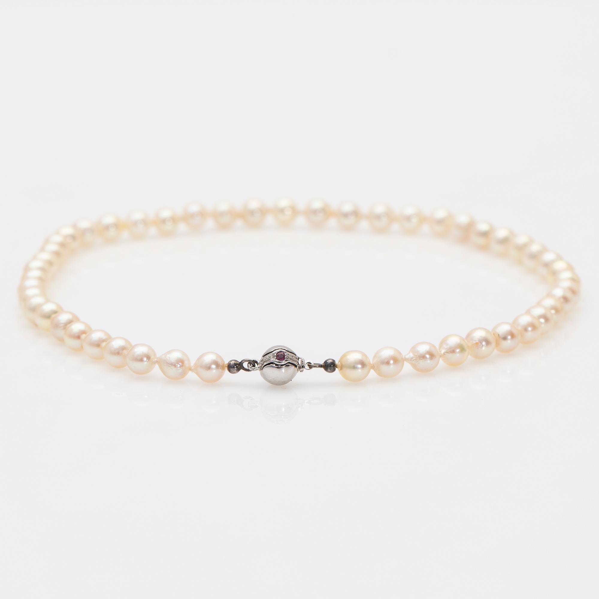 Pearl necklace, clasp in silver with stones.