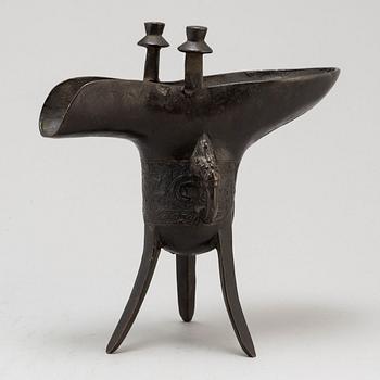 An Chinese bronze ritual libation vessel (Jue), 20th century.